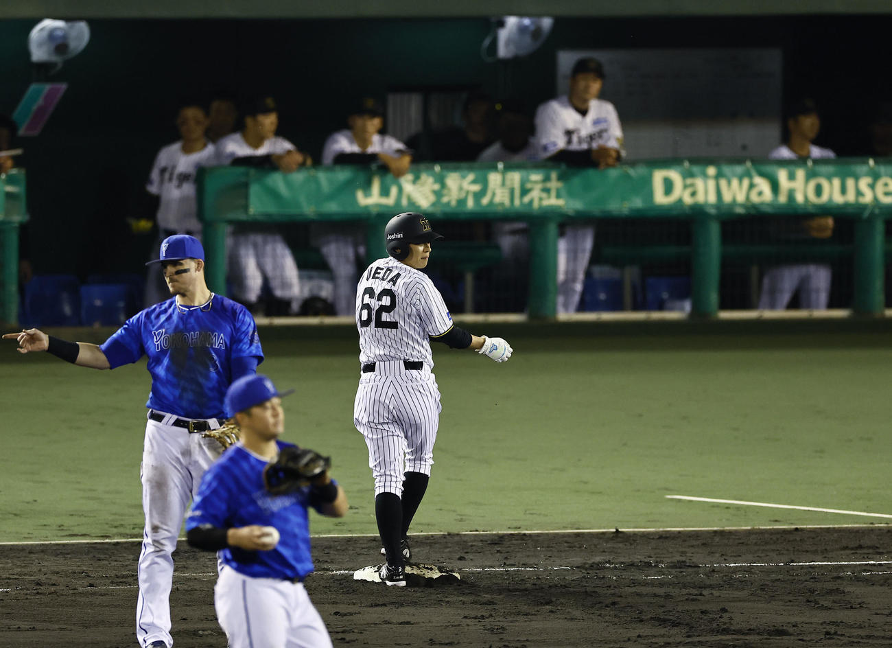 阪神対DeNA 8回裏阪神1死一塁、近本のときけん制でアウトになった代走植田（撮影・藤尾明華）