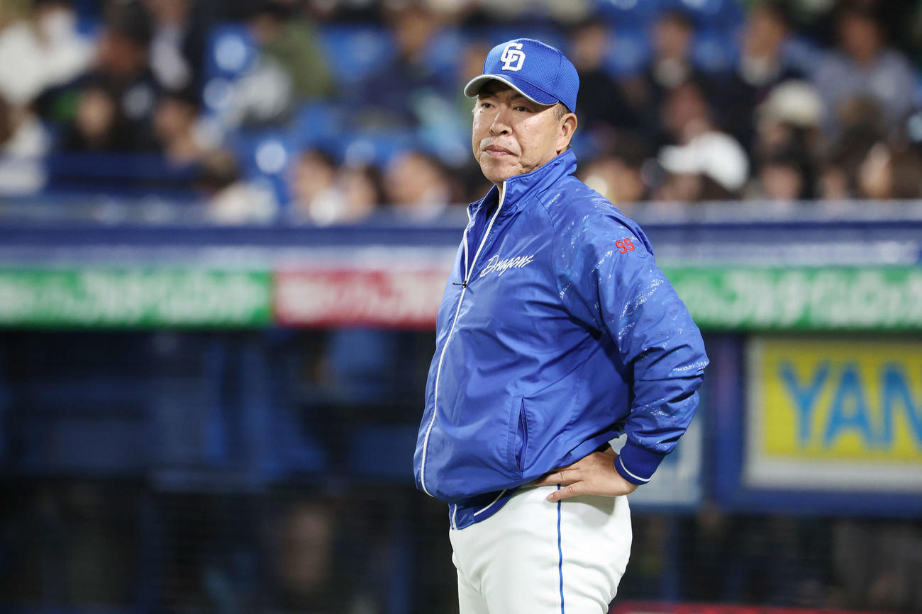 ヤクルト対中日　7回裏、厳しい表情で選手交代を告げに行く中日井上監督（撮影・宮地輝）