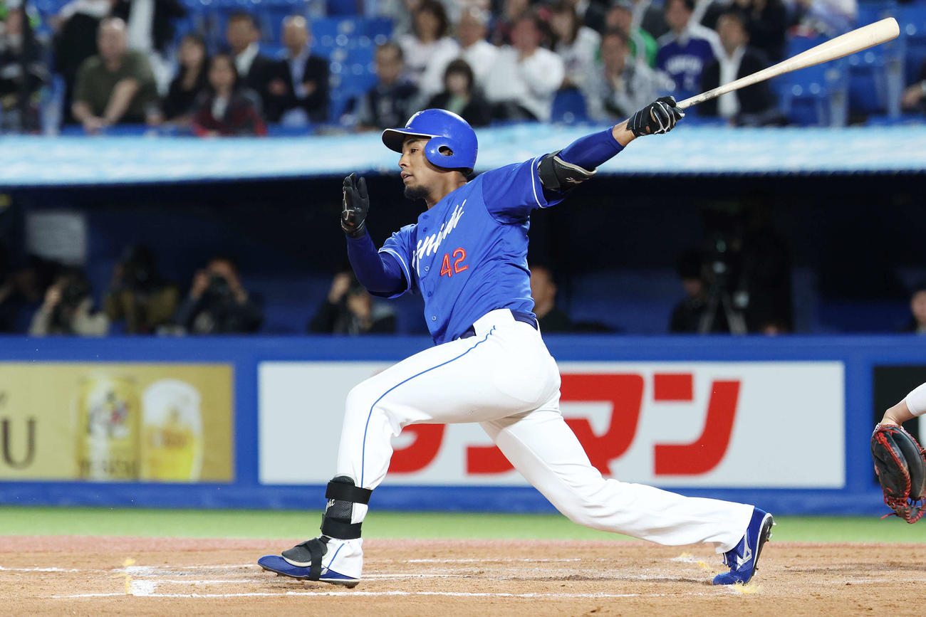 ヤクルト対中日　8回表中日1死一、二塁、左前適時打を放つ代打ブライト（撮影・宮地輝）