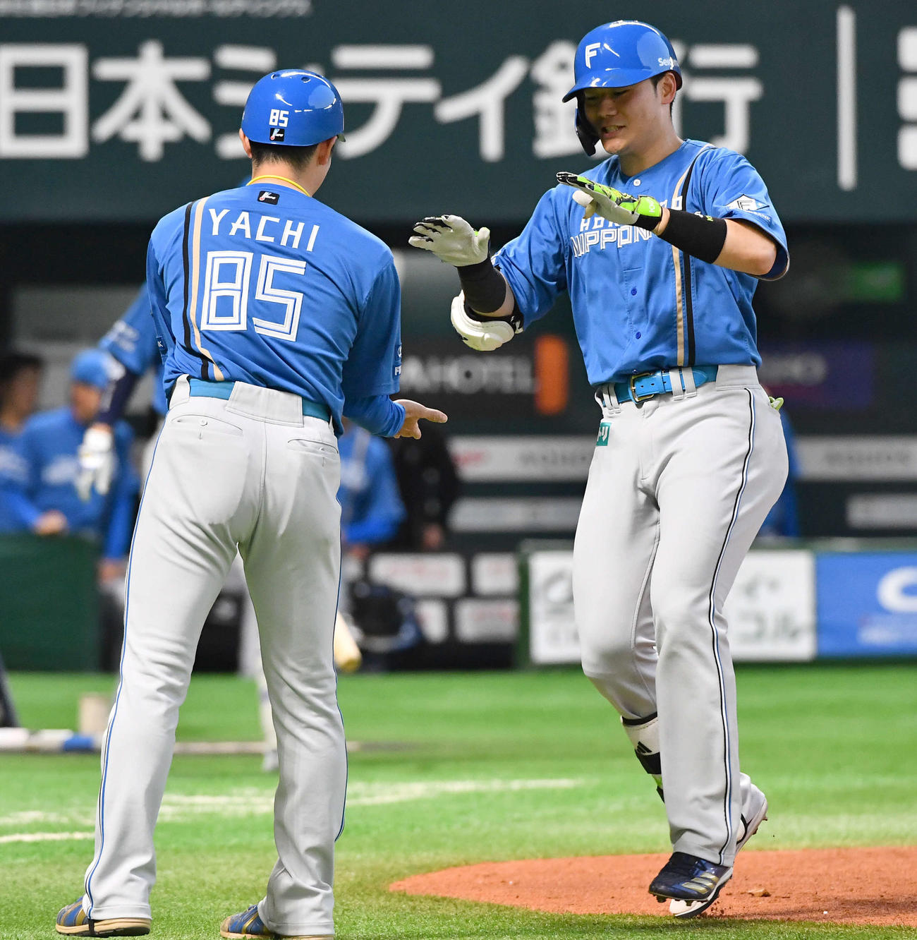 ソフトバンク対日本ハム　5回表日本ハム1死、先制の右越え本塁打を放った清宮幸（右）は、谷内コーチとタッチを交わす（撮影・岩下翔太）