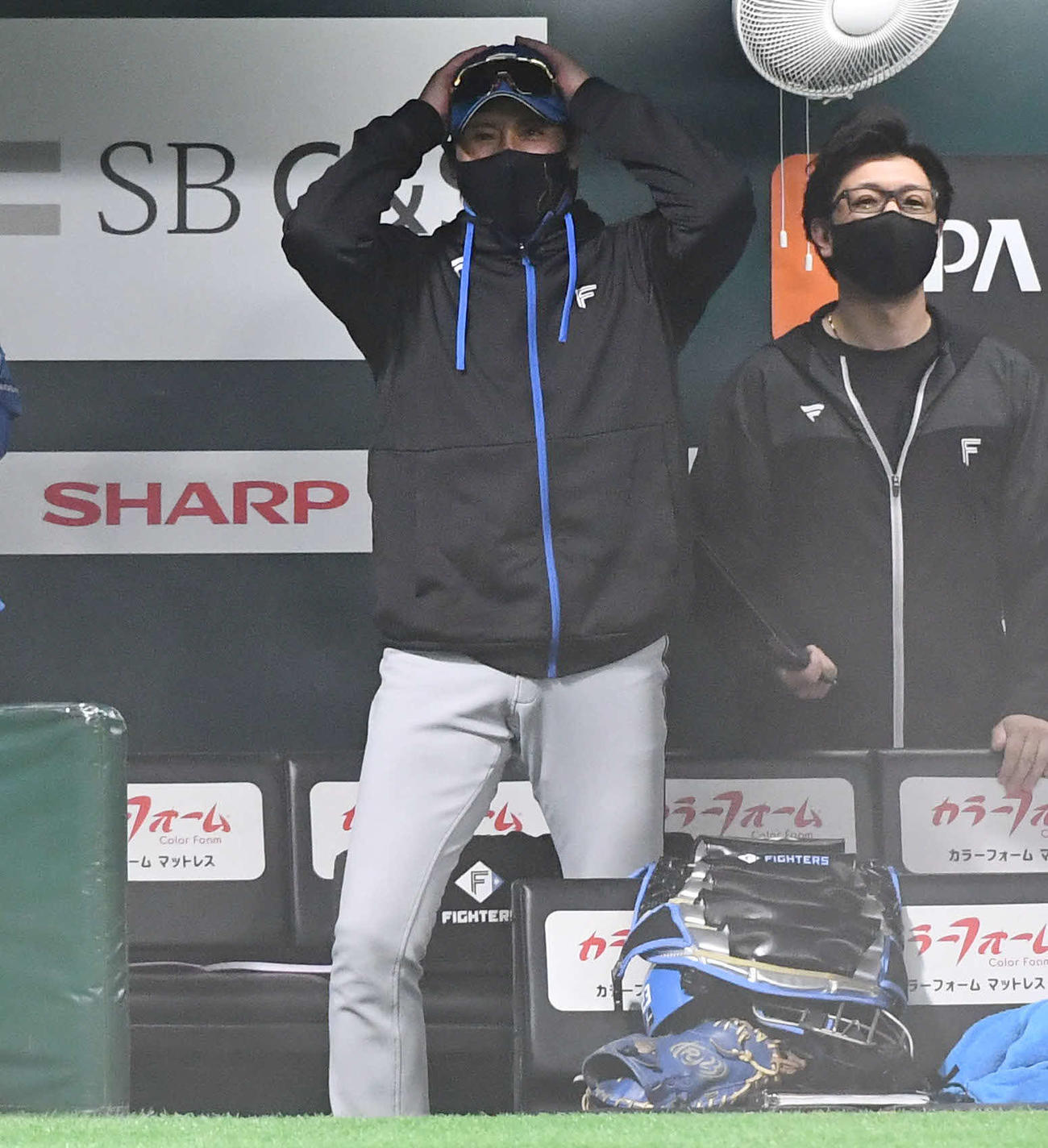 ソフトバンク対日本ハム　8回表日本ハム1死二、三塁、石井のスクイズで2ランを狙うも二塁走者の五十幡がアウトとなり、悔しそうに頭を抱える新庄監督（撮影・岩下翔太）