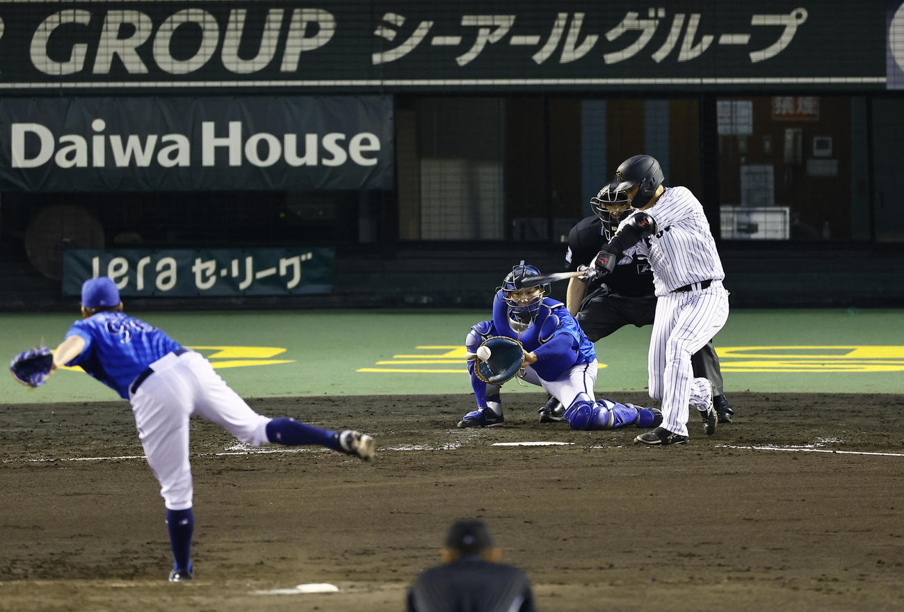 阪神対DeNA 4回裏阪神2死一塁、大山は三振に倒れる。投手バウアー（撮影・藤尾明華）