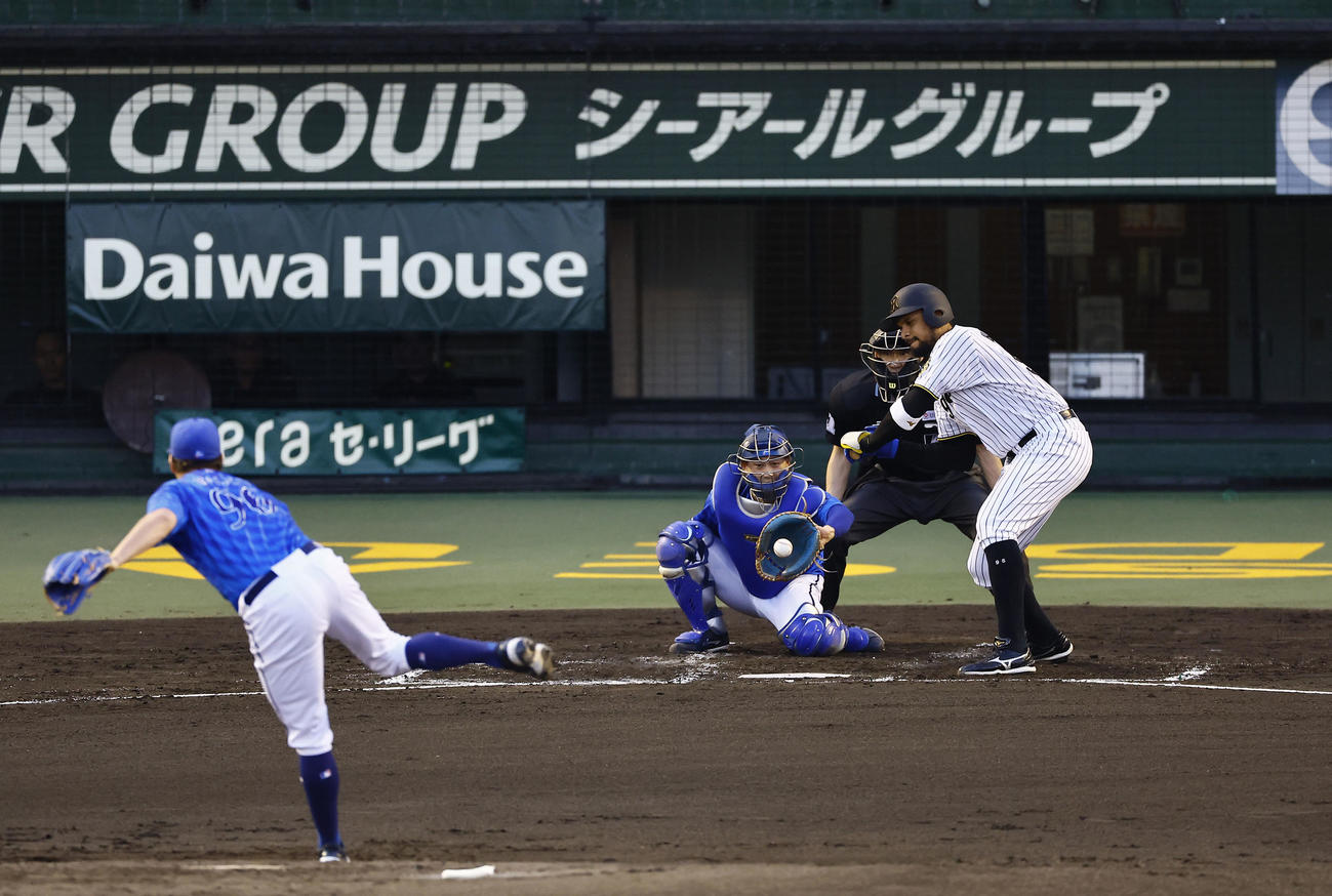 阪神対DeNA 2回裏阪神1死二塁、三振に倒れるヘルナンデス。投手バウアー（撮影・藤尾明華）