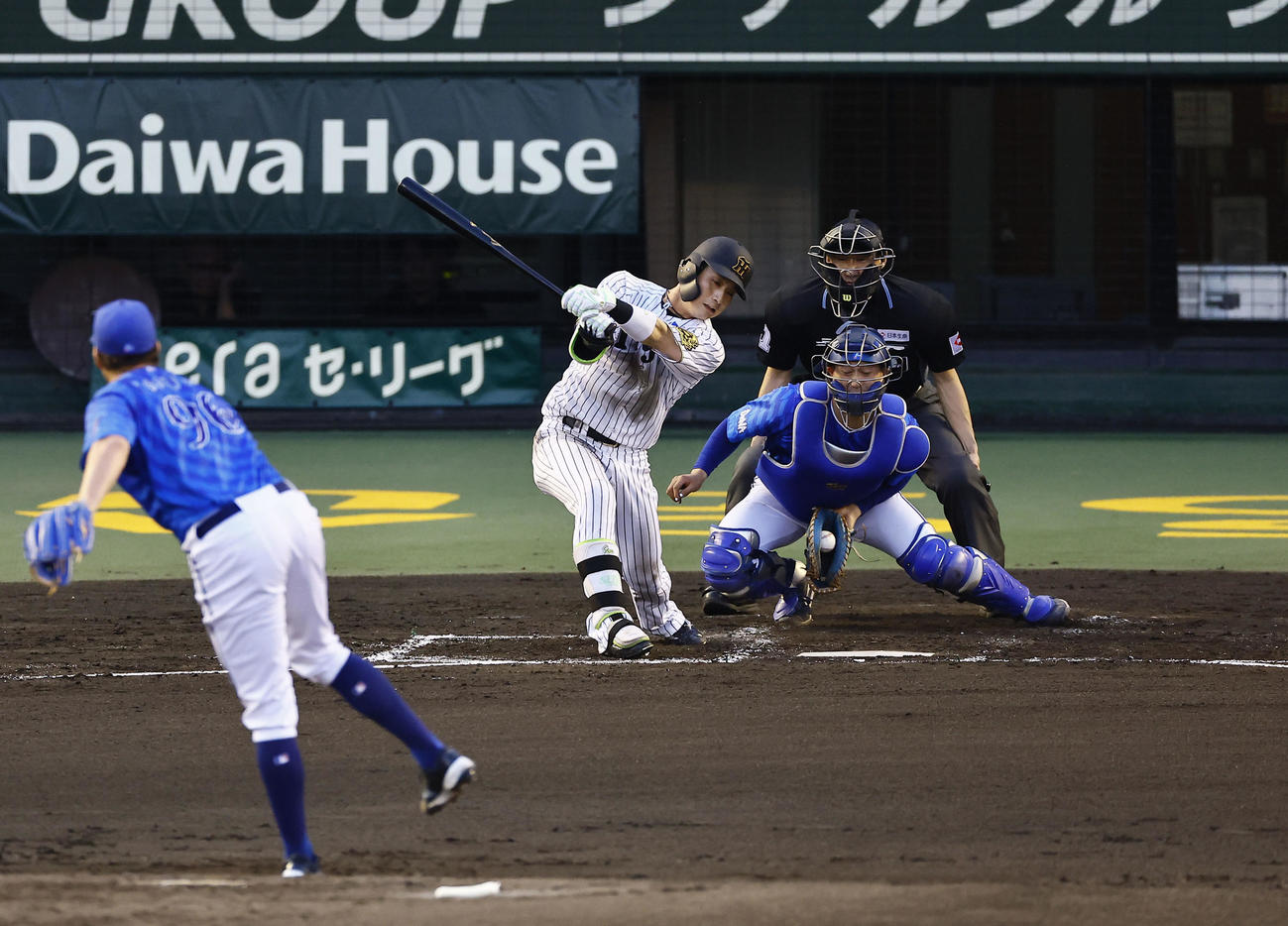 阪神対DeNA 2回裏阪神1死二塁、三振に倒れる木浪。投手バウアー（撮影・藤尾明華）