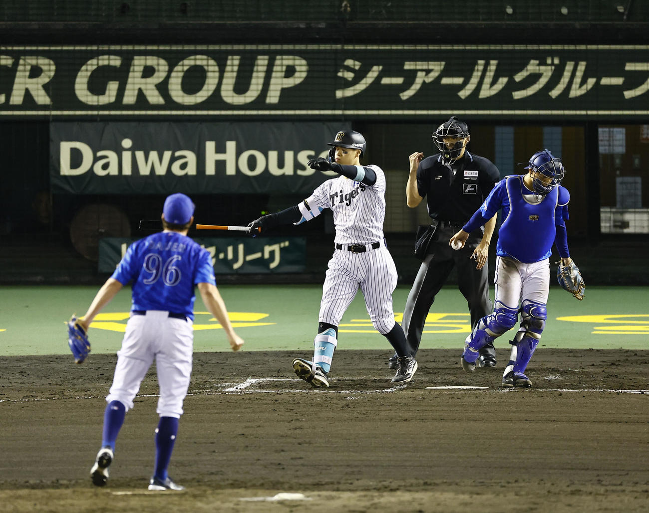 阪神対DeNA 6回裏阪神2死一、二塁、佐藤輝は三振に倒れる。投手バウアー（撮影・藤尾明華）