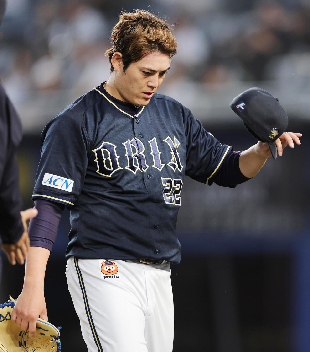 ロッテ対オリックス　2回裏に3失点しベンチに戻るオリックス九里（撮影・野上伸悟）