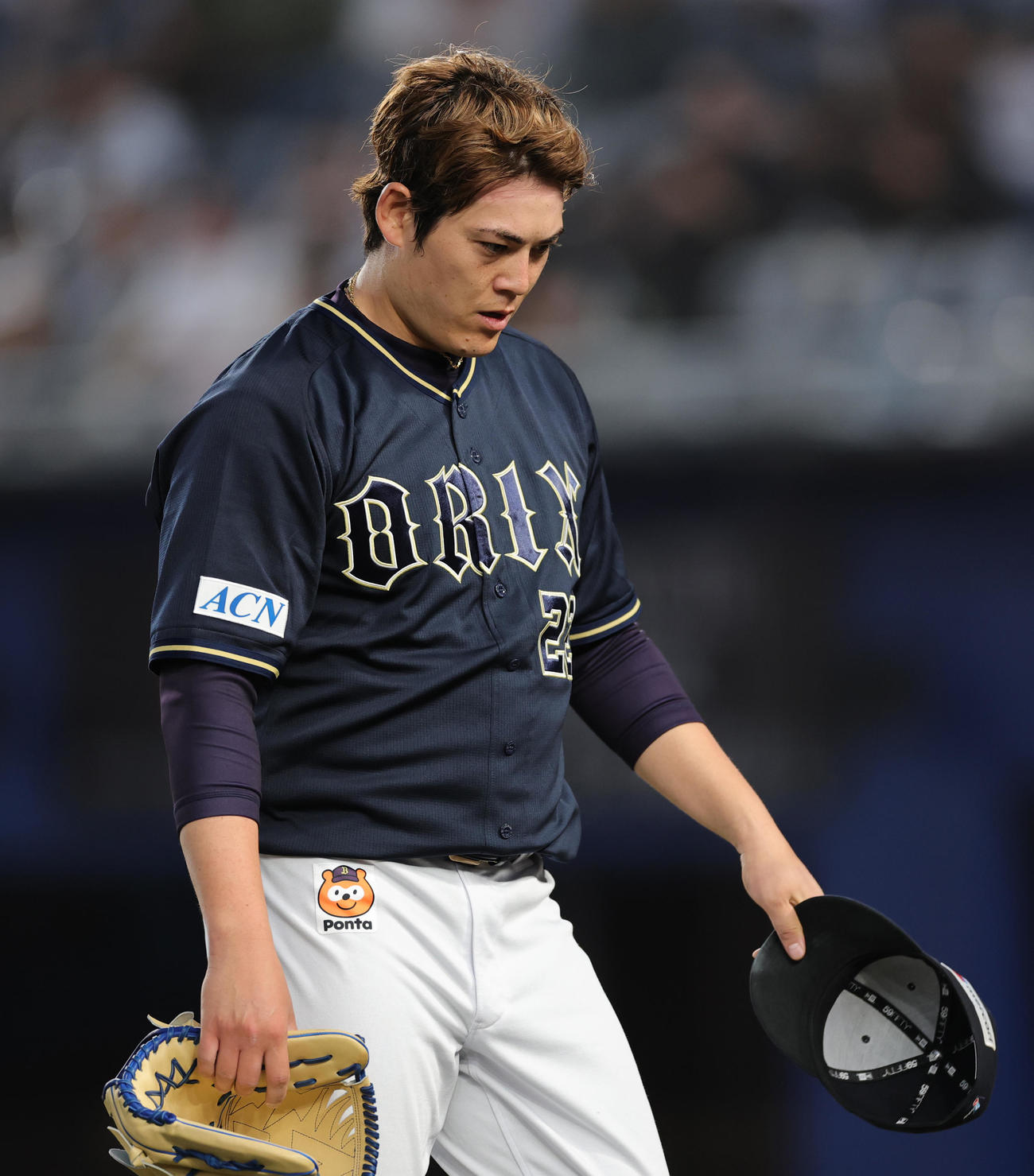 ロッテ対オリックス　2回裏に3失点しベンチに戻るオリックス九里（撮影・野上伸悟）