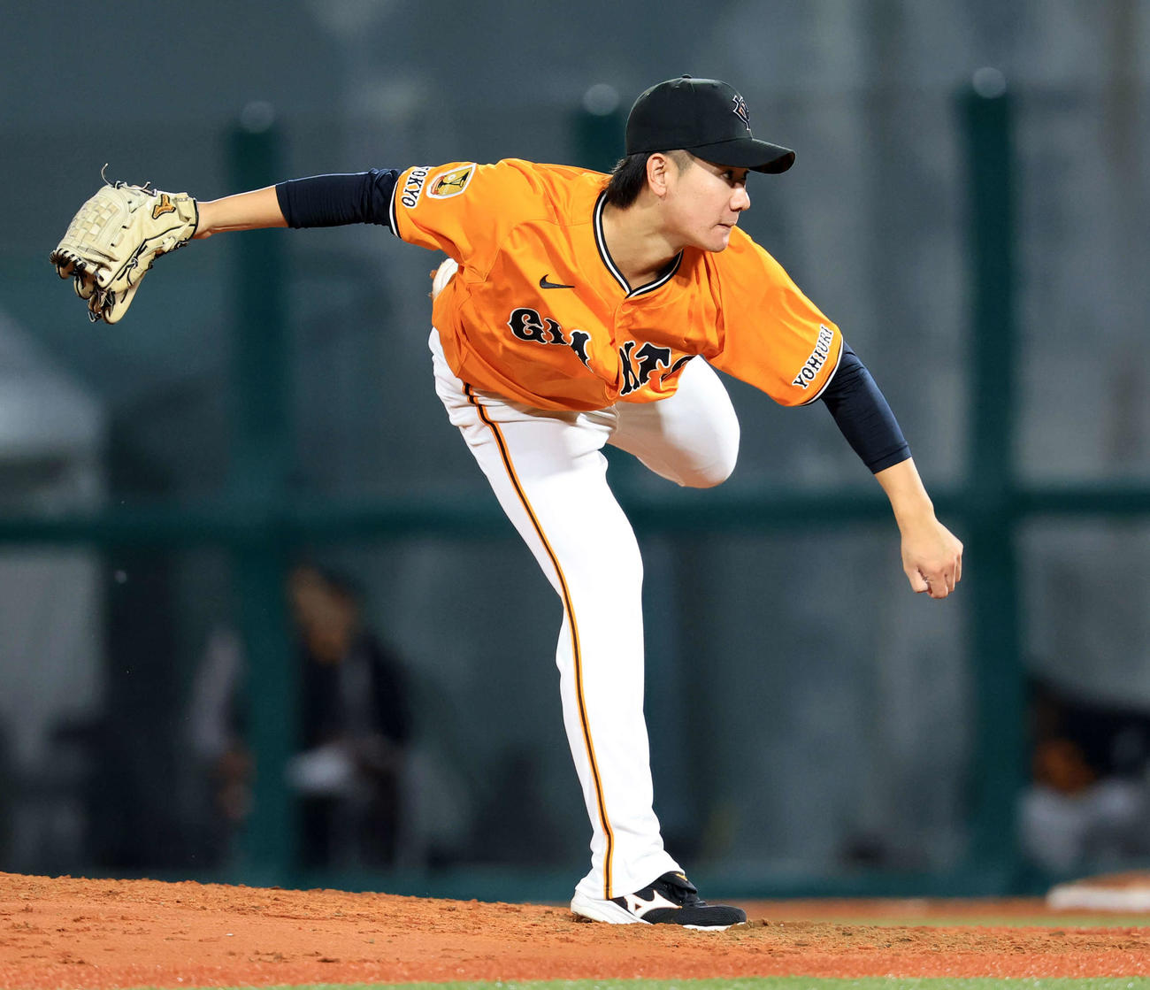 巨人対広島　力投する巨人先発の井上（撮影・浅見桂子）