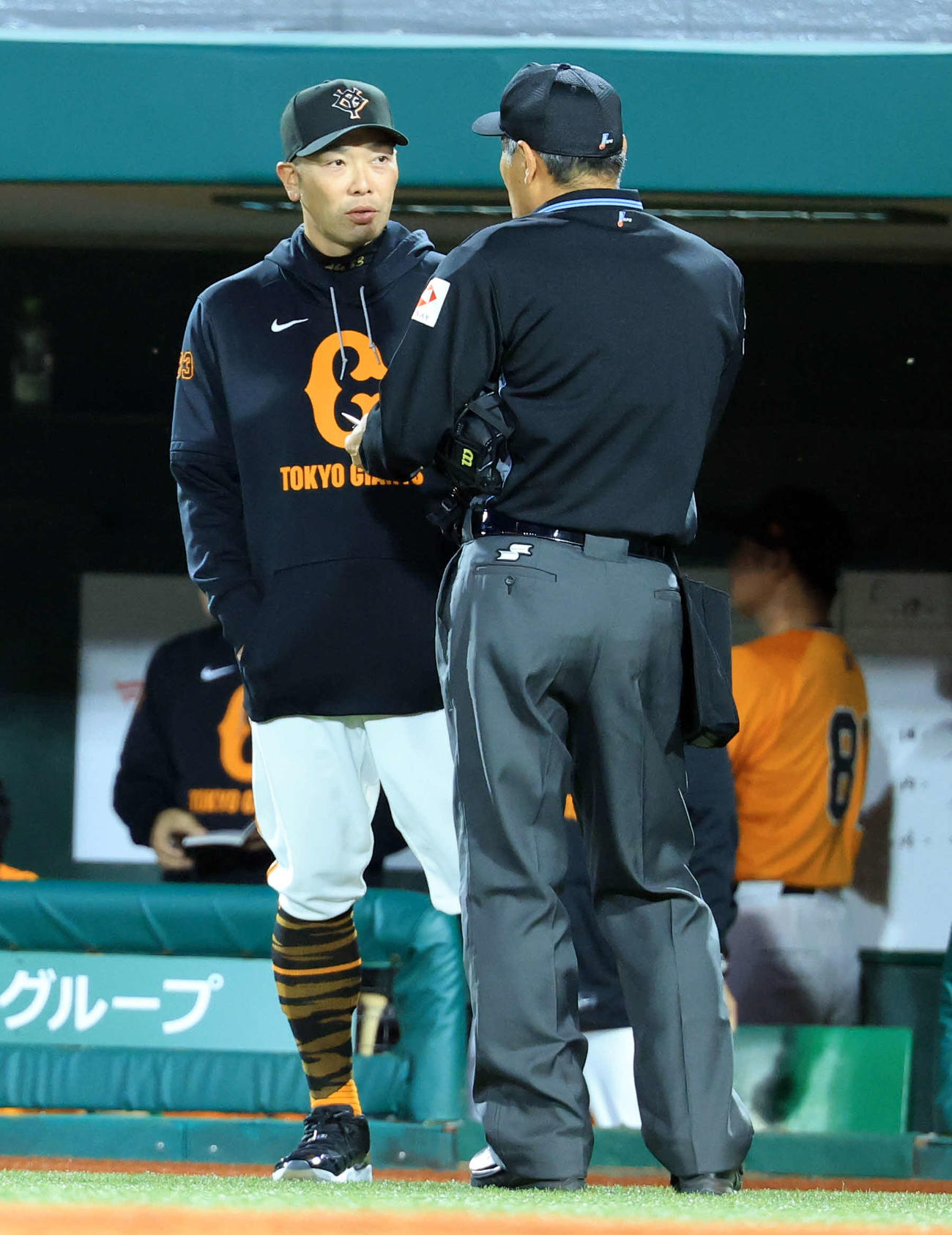 巨人対広島　4回裏巨人2死二塁、キャベッジが適時打を放った後、代走を告げる阿部監督（撮影・浅見桂子）