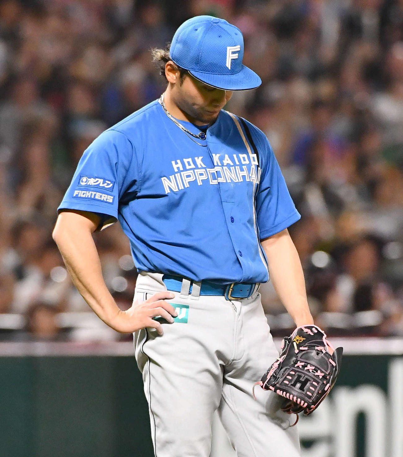 ソフトバンク対日本ハム　5回裏ソフトバンク2死、周東に同点となる右越え本塁打を打たれ、肩を落とす伊藤（撮影・岩下翔太）