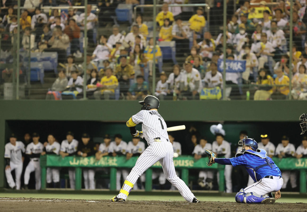 阪神対DeNA 111回裏阪神無死満塁、森下翔太はサヨナラ四球を選ぶ（撮影・宮崎幸一）