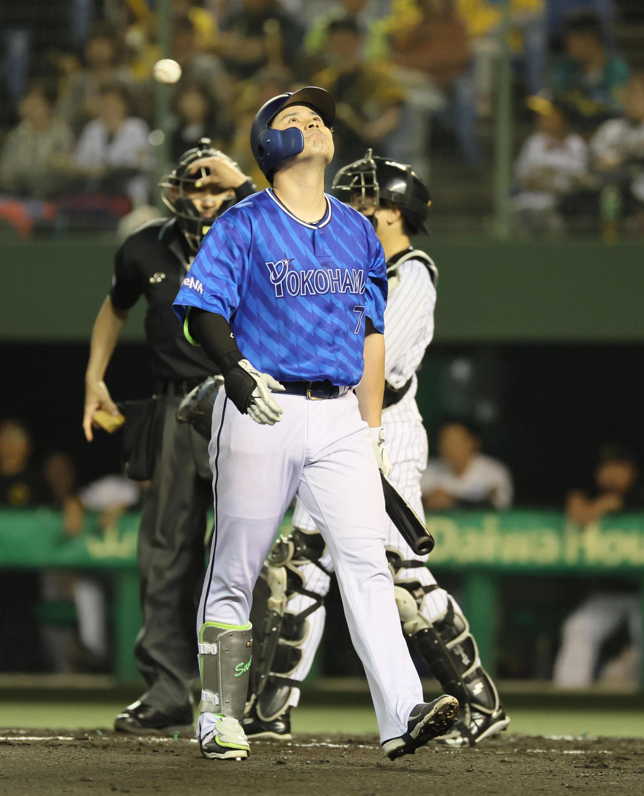 阪神対DeNA 7回表DeNA1死二、三塁、佐野は空振り三振に倒れる（撮影・宮崎幸一）