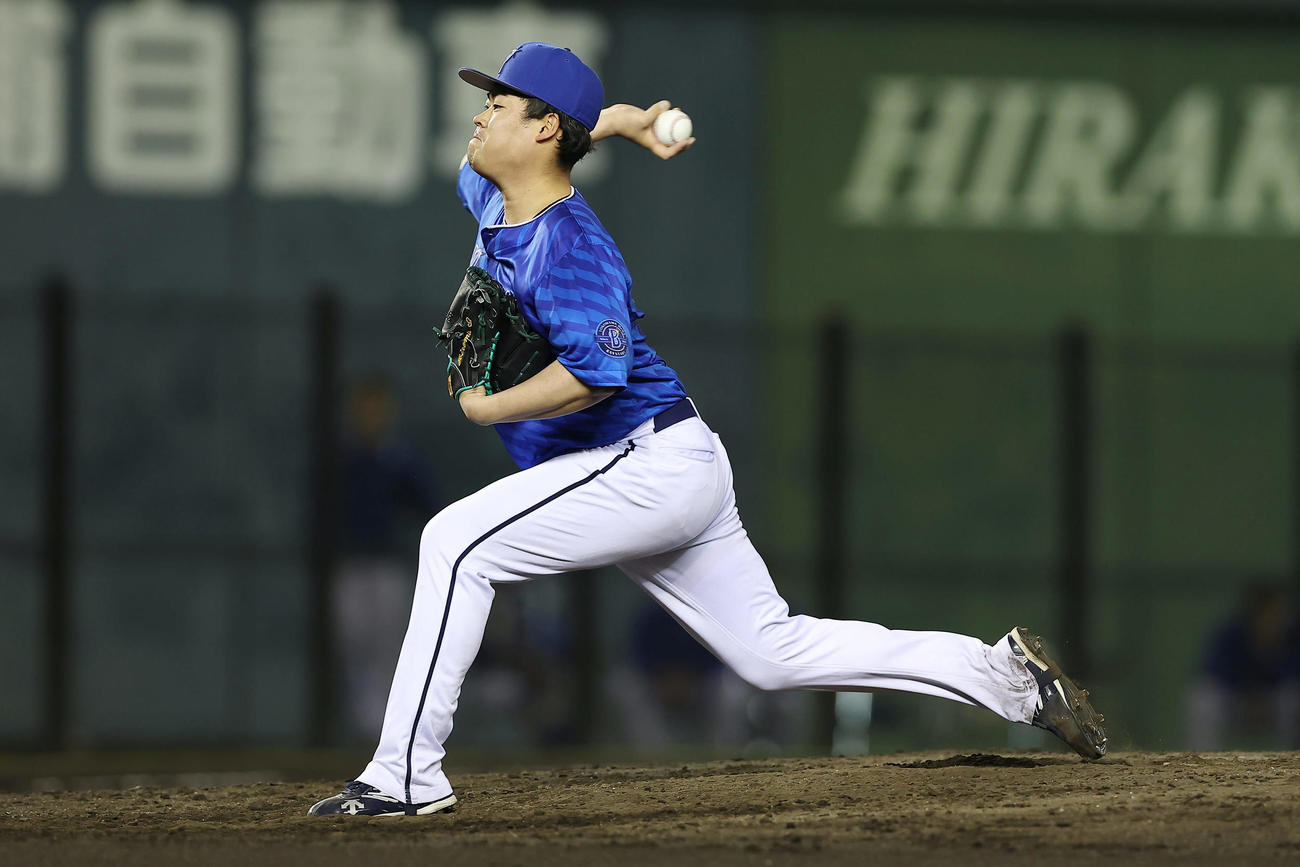阪神対DeNA DeNA3番手の伊勢（撮影・前田充）