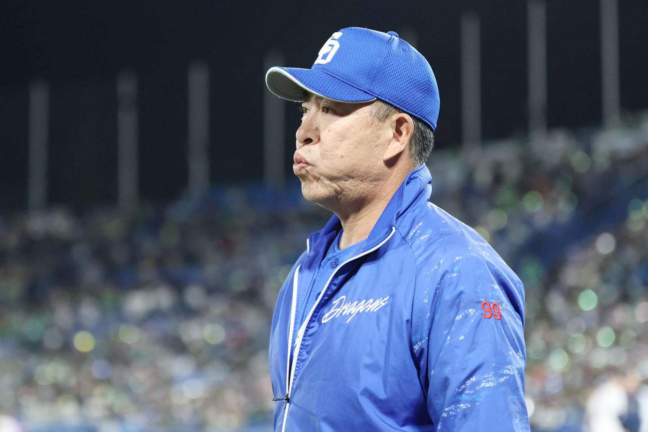 ヤクルト対中日　敗れて厳しいで引き揚げる中日井上監督（撮影・宮地輝）