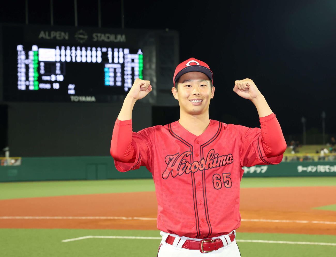巨人対広島　地元北陸で勝利投手となった広島玉村は笑顔でガッツポーズ（撮影・浅見桂子）