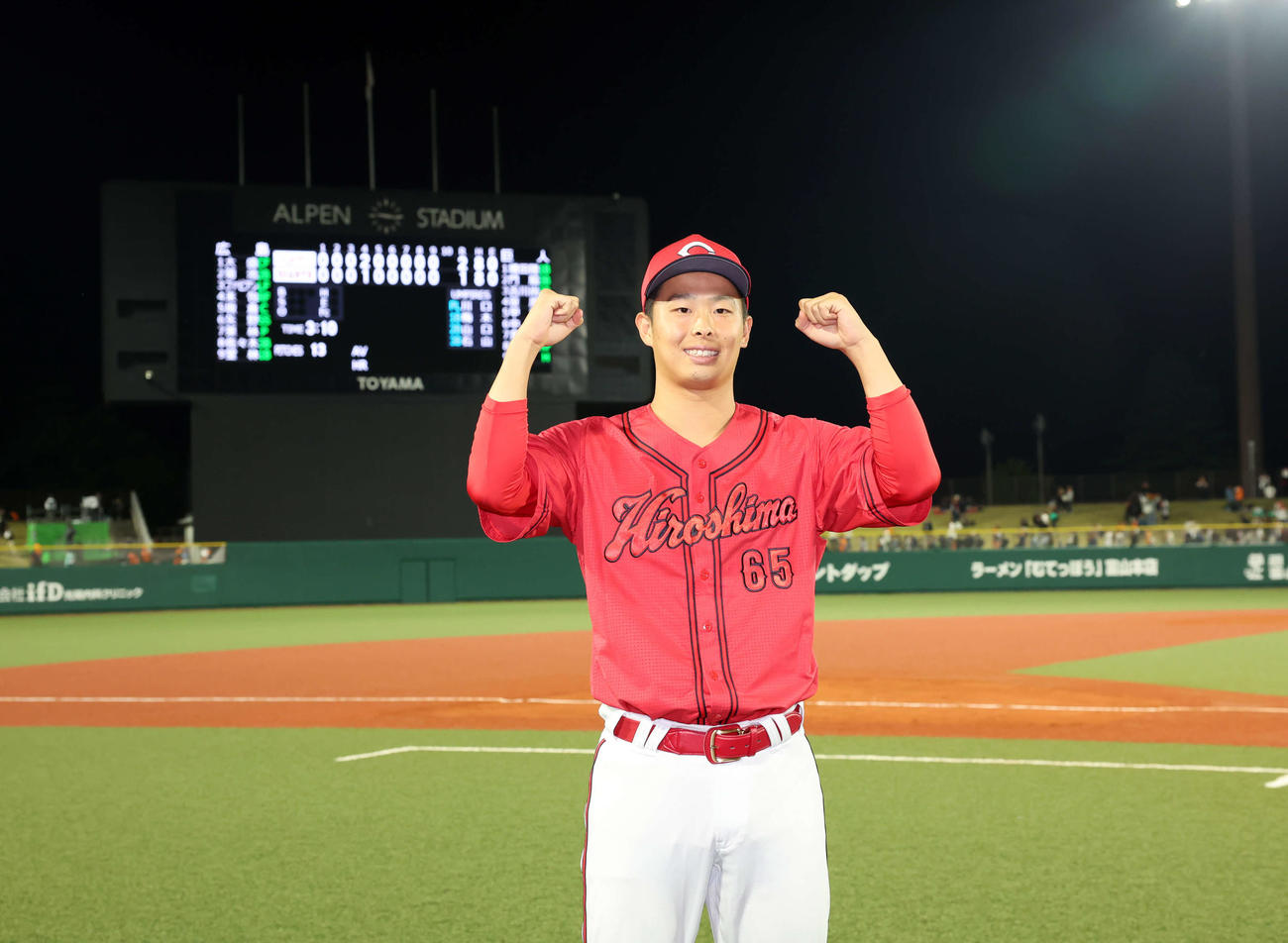 巨人対広島　地元北陸で勝利投手となった広島玉村は笑顔でガッツポーズ（撮影・浅見桂子）
