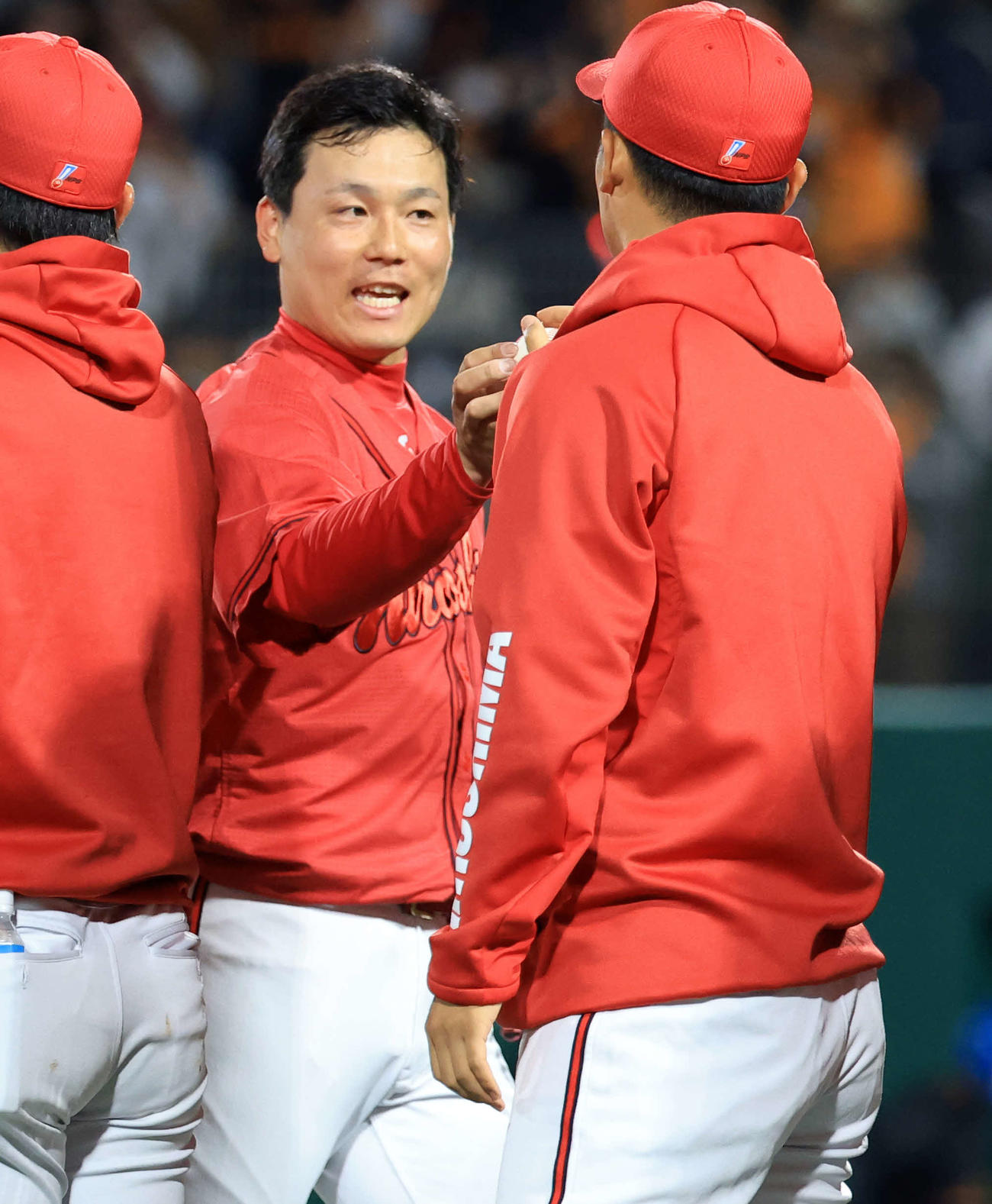 巨人対広島　最後を抑えた広島栗林（奥）は玉村にウイニングボールを渡す（撮影・浅見桂子）