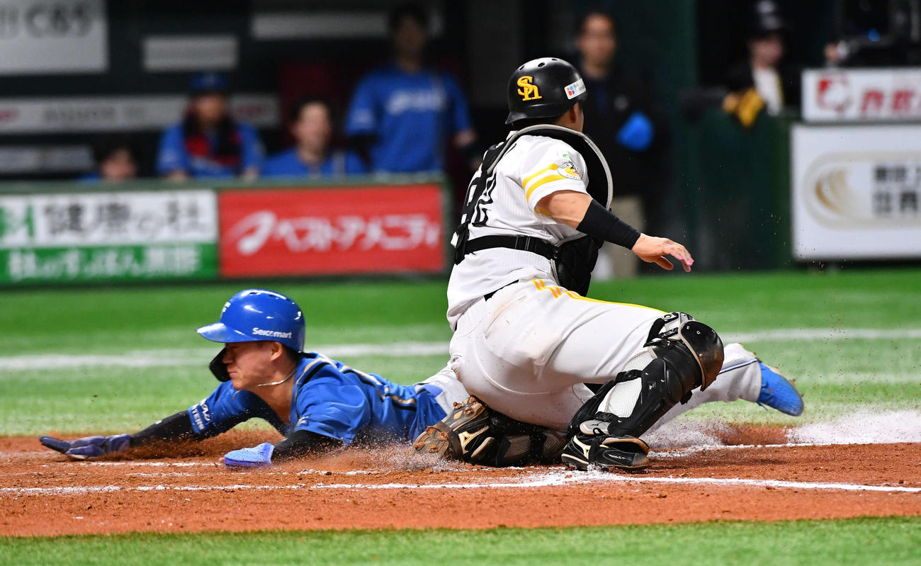 ソフトバンク対日本ハム　8回表日本ハム1死二、三塁、五十幡の二野選で勝ち越しの生還をする三塁走者の矢沢（撮影・岩下翔太）