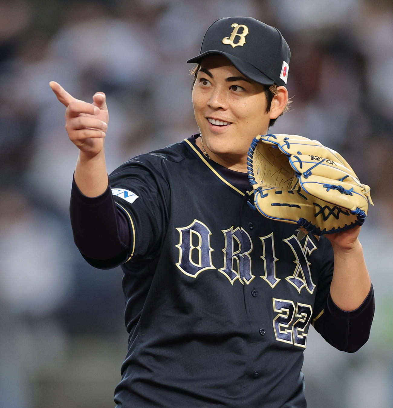 ロッテ対オリックス　1回裏を無失点で終え笑顔で野手を指さすオリックス先発の九里（撮影・野上伸悟）