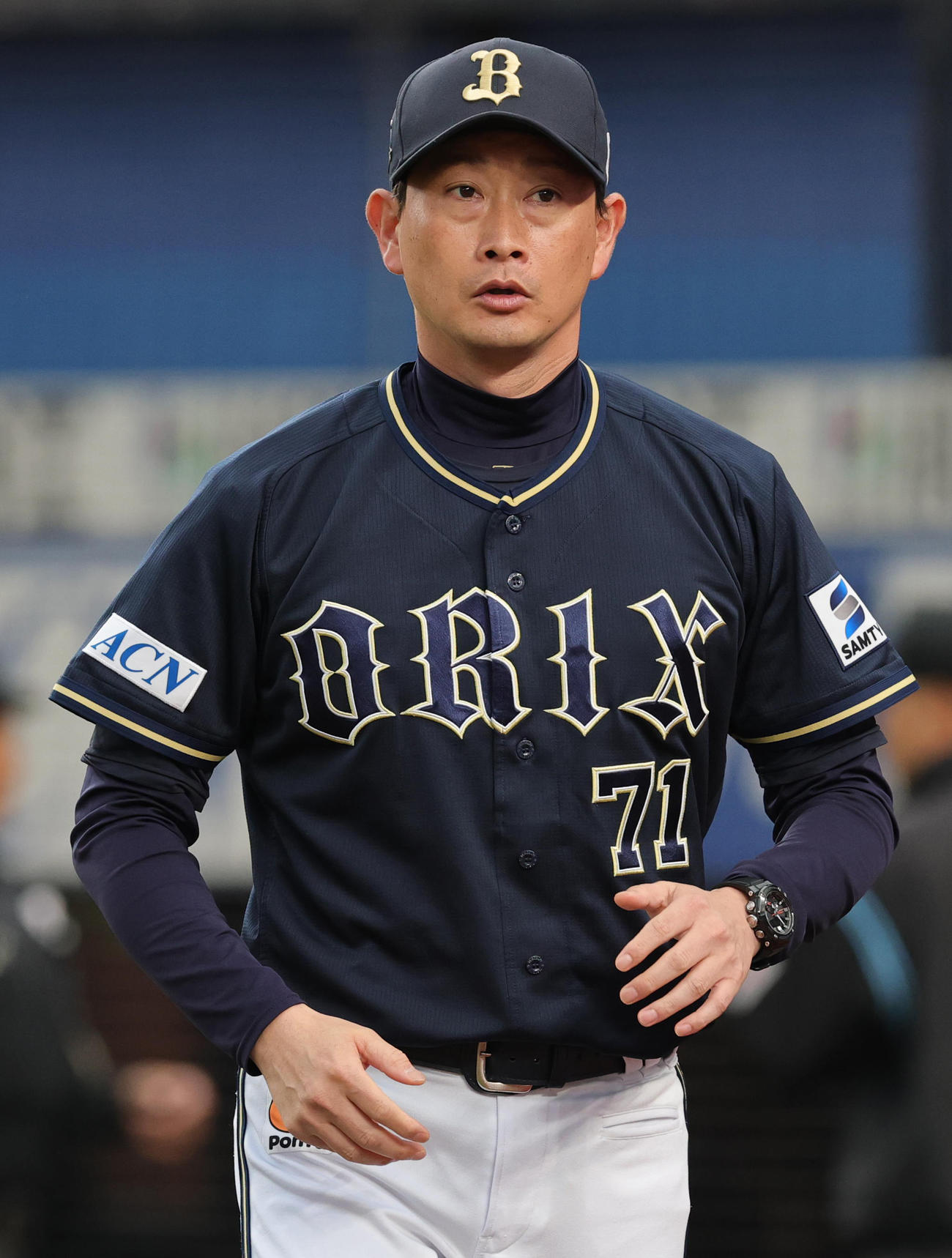 ロッテ対オリックス　メンバー表の最終確認を行うオリックス岸田監督（撮影・野上伸悟）