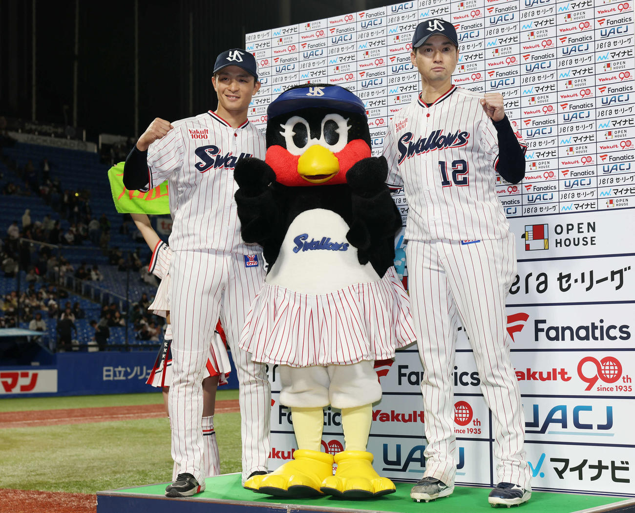 ヤクルト対中日　お立ち台で記念撮影する、左からヤクルト宮本、つばみ、石山（撮影・宮地輝）