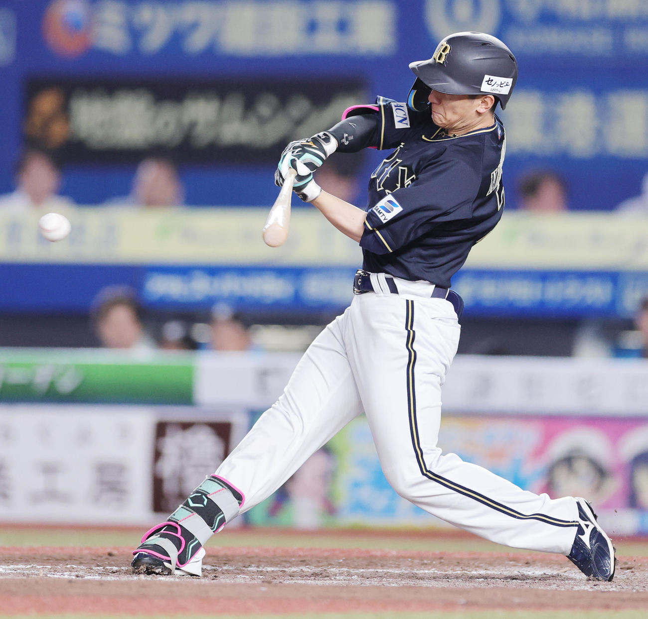 ロッテ対オリックス　9回表オリックス無死一、三塁、中前適時打を放つ西川（撮影・野上伸悟）