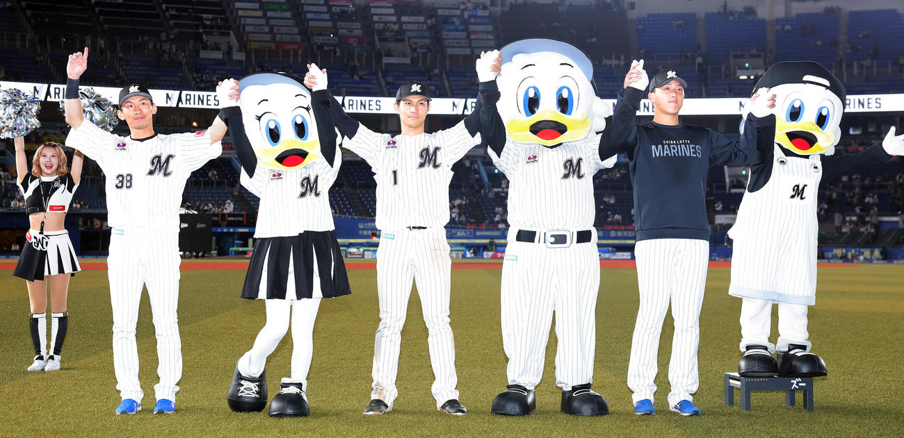 ロッテ対オリックス　ファンと勝利を喜ぶ、左からロッテ高部、藤原、田中晴（撮影・野上伸悟）