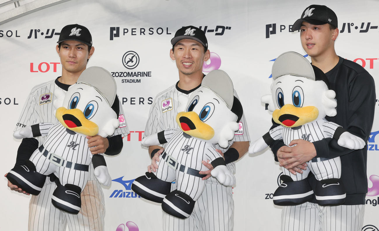 ロッテ対オリックス　お立ち台で喜ぶ、左からロッテ藤原、高部、田中晴（撮影・野上伸悟）
