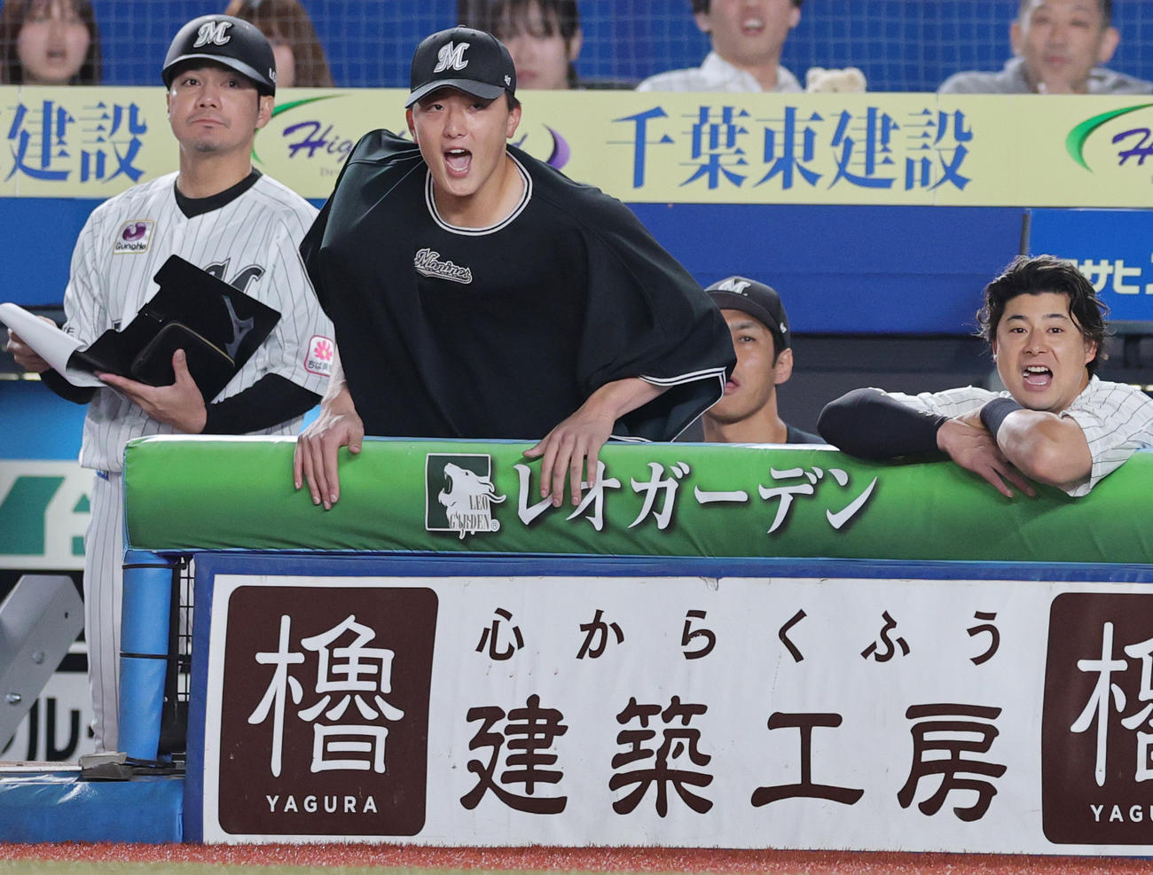 ロッテ対オリックス　勝利の瞬間、ベンチで喜ぶロッテ田中晴（撮影・野上伸悟）
