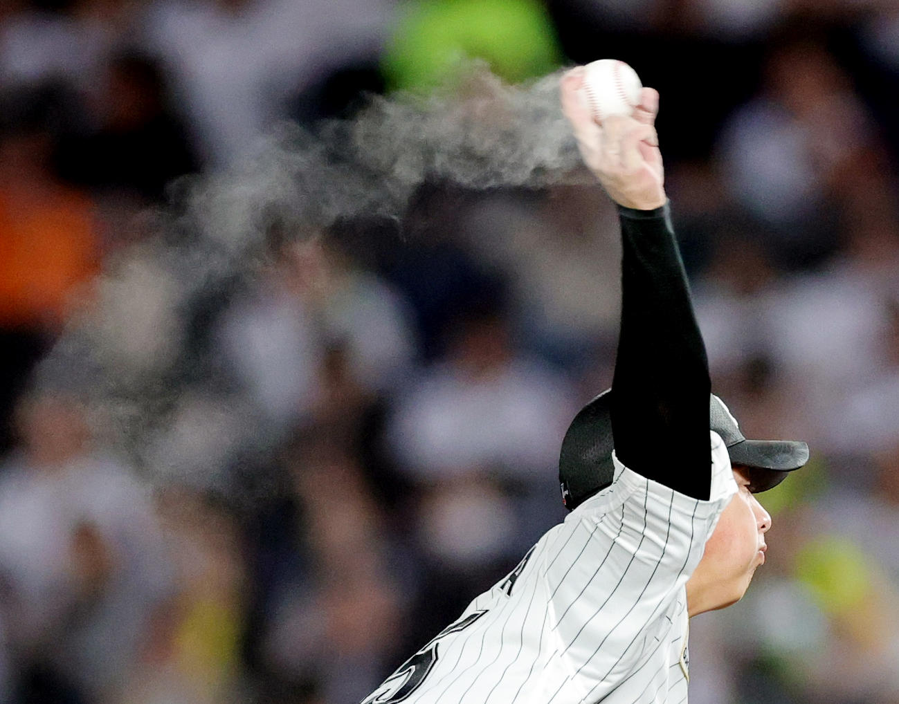 ロッテ対オリックス　ロジンの粉を飛ばし力投するロッテ先発の田中晴（撮影・野上伸悟）