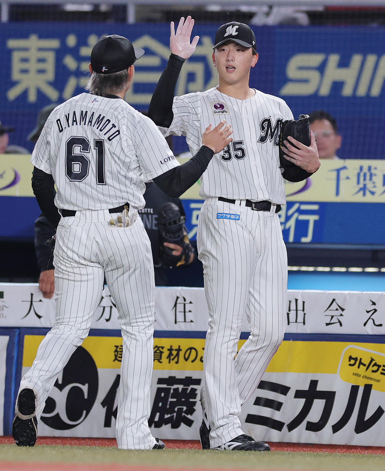 ロッテ対オリックス　7回まで無失点で山本（手前）とハイタッチするロッテ先発の田中晴（撮影・野上伸悟）