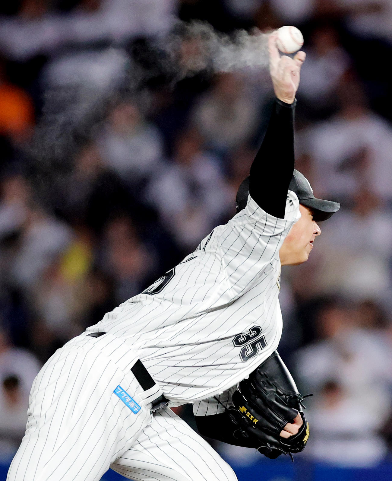 ロッテ対オリックス　ロジンの粉を飛ばし力投するロッテ先発の田中晴（撮影・野上伸悟）