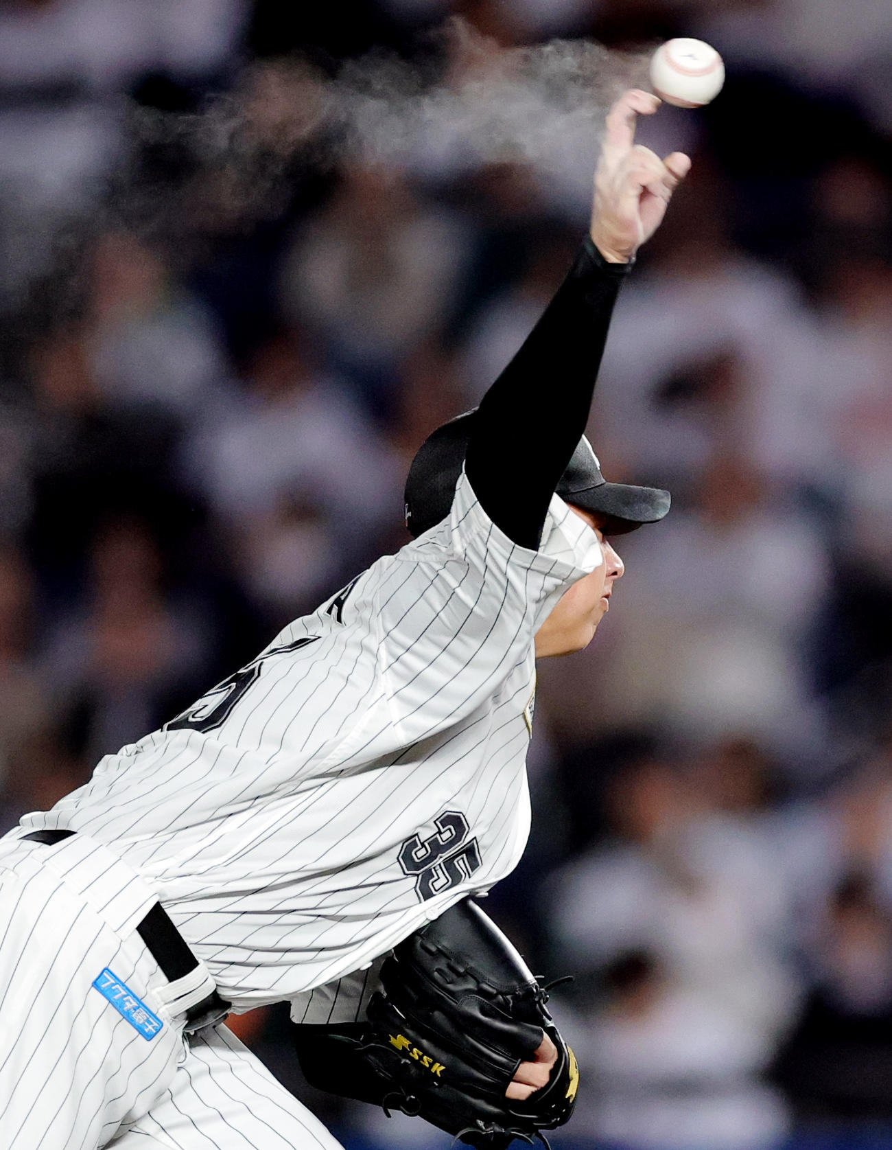 ロッテ対オリックス　ロジンの粉を飛ばし力投するロッテ先発の田中晴（撮影・野上伸悟）