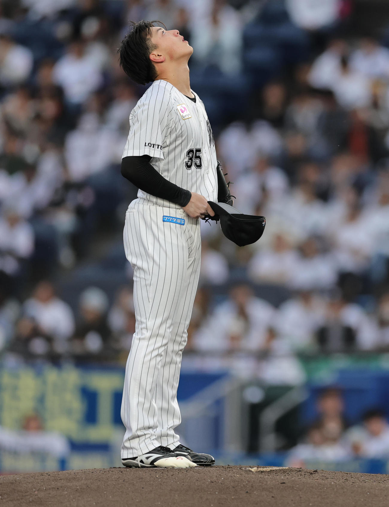 ロッテ対オリックス　プレーボールを前に空を見上げるロッテ先発の田中晴（撮影・野上伸悟）