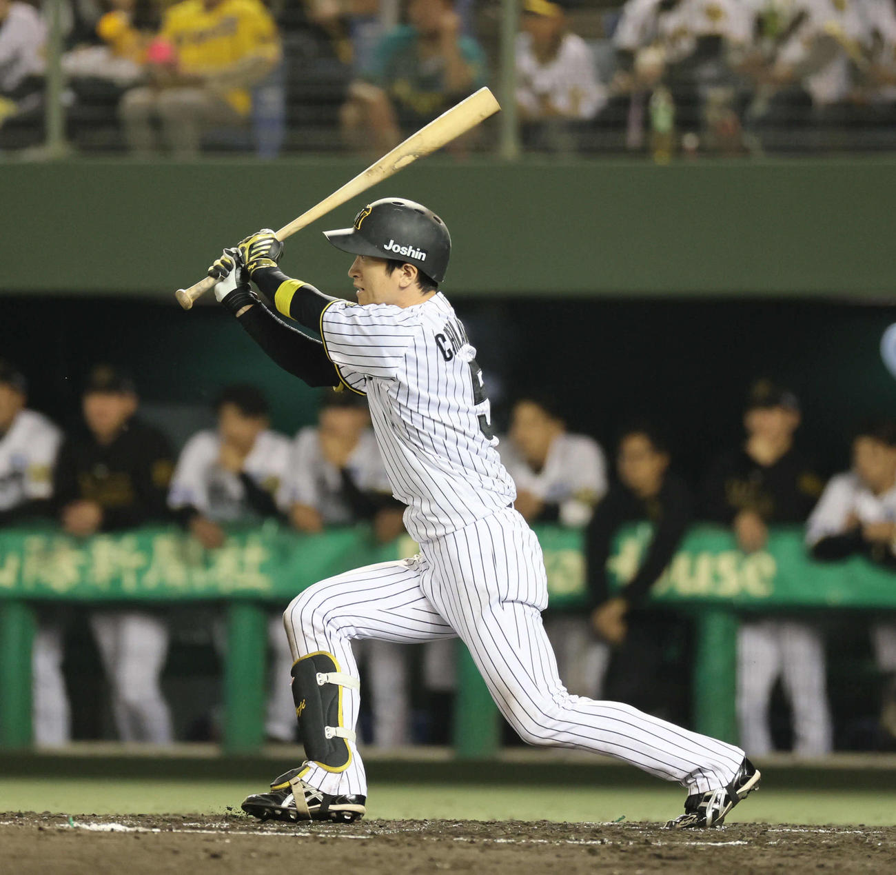 阪神対DeNA　11回裏阪神無死一塁、近本は中堅へ二塁打を放つ（撮影・宮崎幸一）