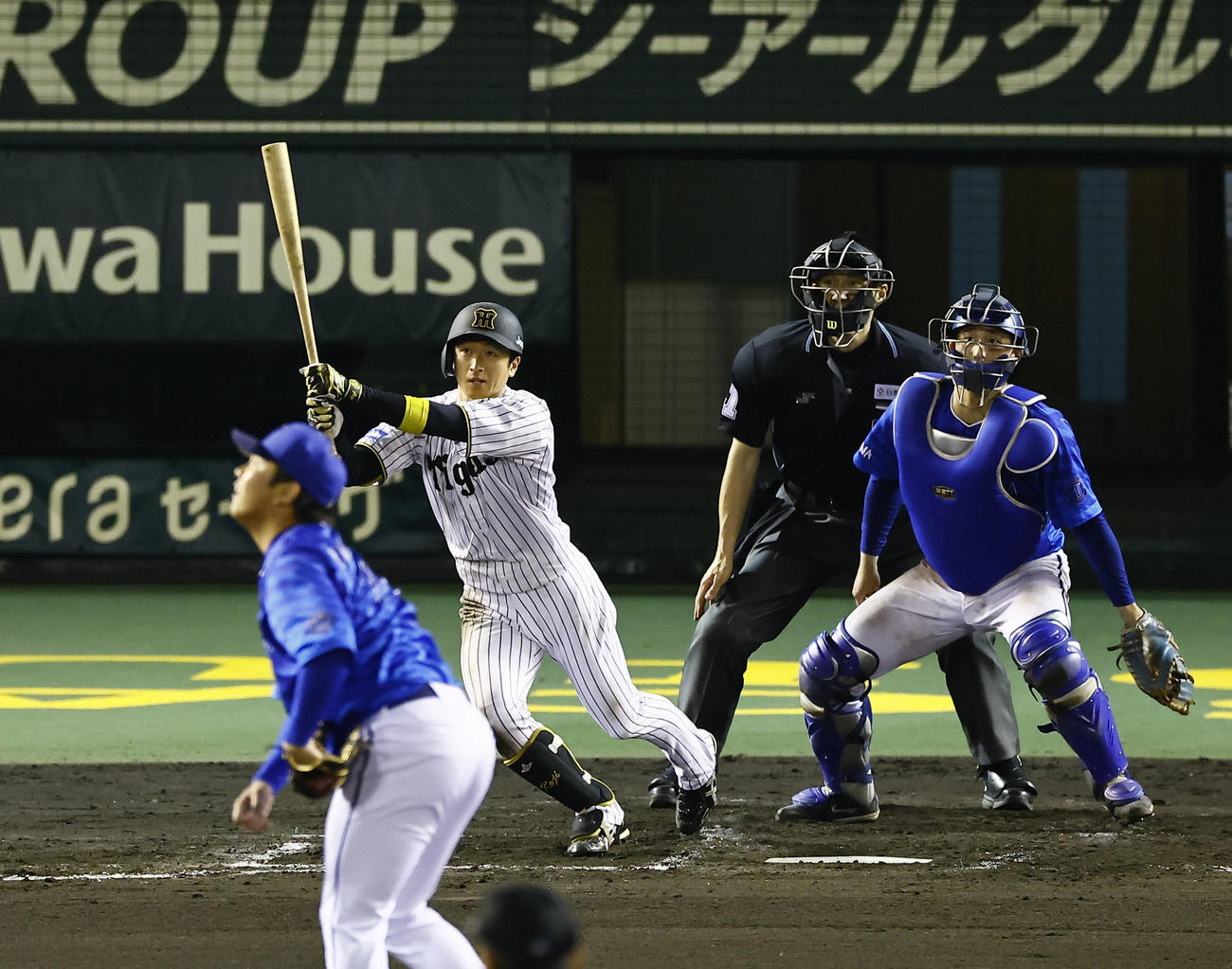阪神対DeNA 11回裏阪神無死一塁、近本は中越えに二塁打を放つ。投手山崎康（撮影・藤尾明華）