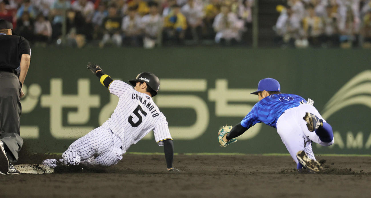 阪神対DeNA 8回裏阪神2死一塁、近本は二盗を決める（撮影・宮崎幸一）