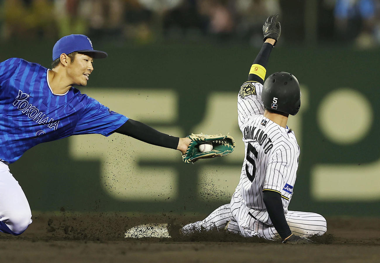 阪神対DeNA 8回裏阪神2死一塁、二盗を決める近本。遊撃手京田（撮影・前田充）