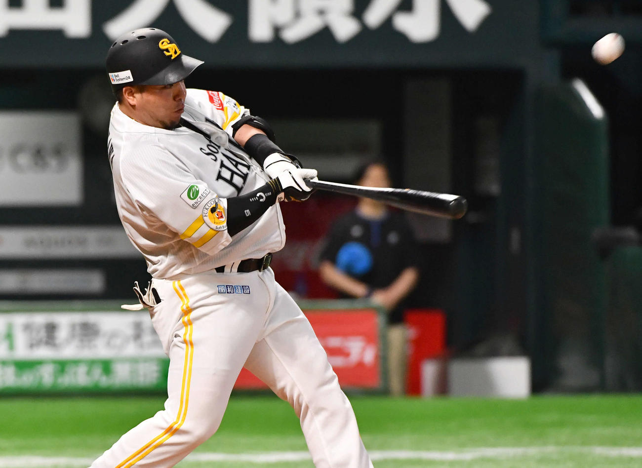 ソフトバンク対日本ハム　5回裏ソフトバンク無死、山川は左越え本塁打を放つ（撮影・岩下翔太）