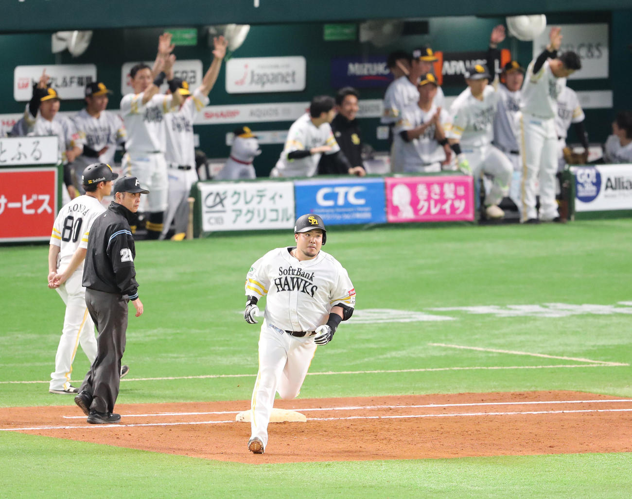 ソフトバンク対日本ハム　5回裏ソフトバンク無死、山川は左越えに本塁打を放つ（撮影・梅根麻紀）