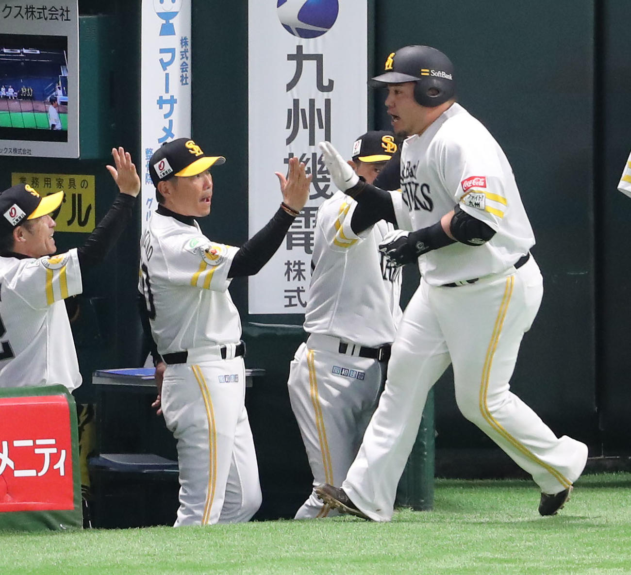 ソフトバンク対日本ハム　5回裏ソフトバンク無死、山川は左越えに本塁打を放ち小久保監督とハイタッチ（撮影・梅根麻紀）