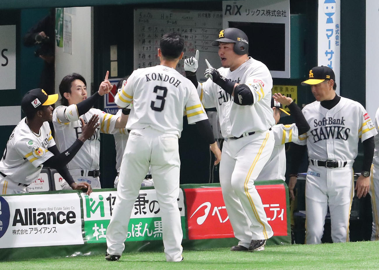 ソフトバンク対日本ハム　5回裏ソフトバンク無死、山川は左越えに本塁打を放ちナインとハイタッチ（撮影・梅根麻紀）