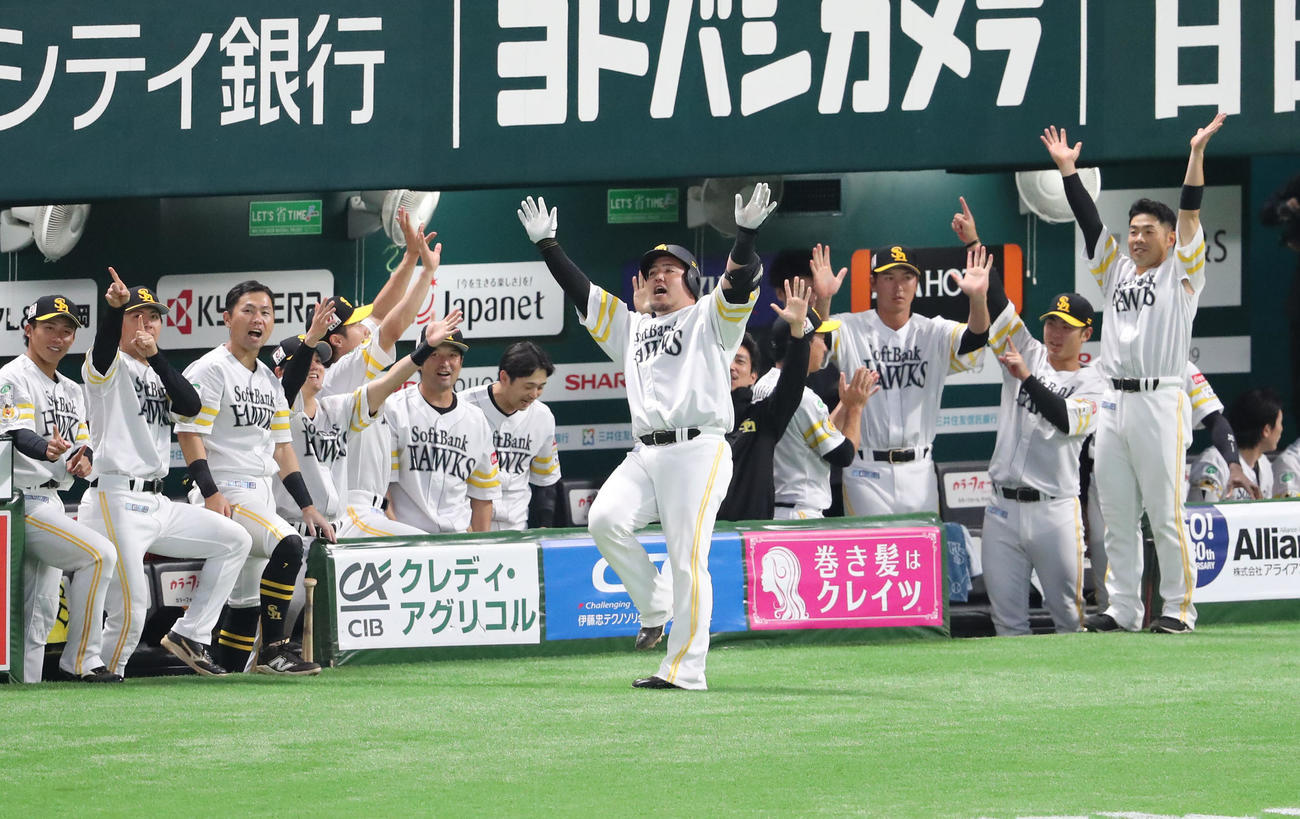 ソフトバンク対日本ハム　5回裏ソフトバンク無死、山川は左越えに本塁打を放ちナインとポーズを決める（撮影・梅根麻紀）