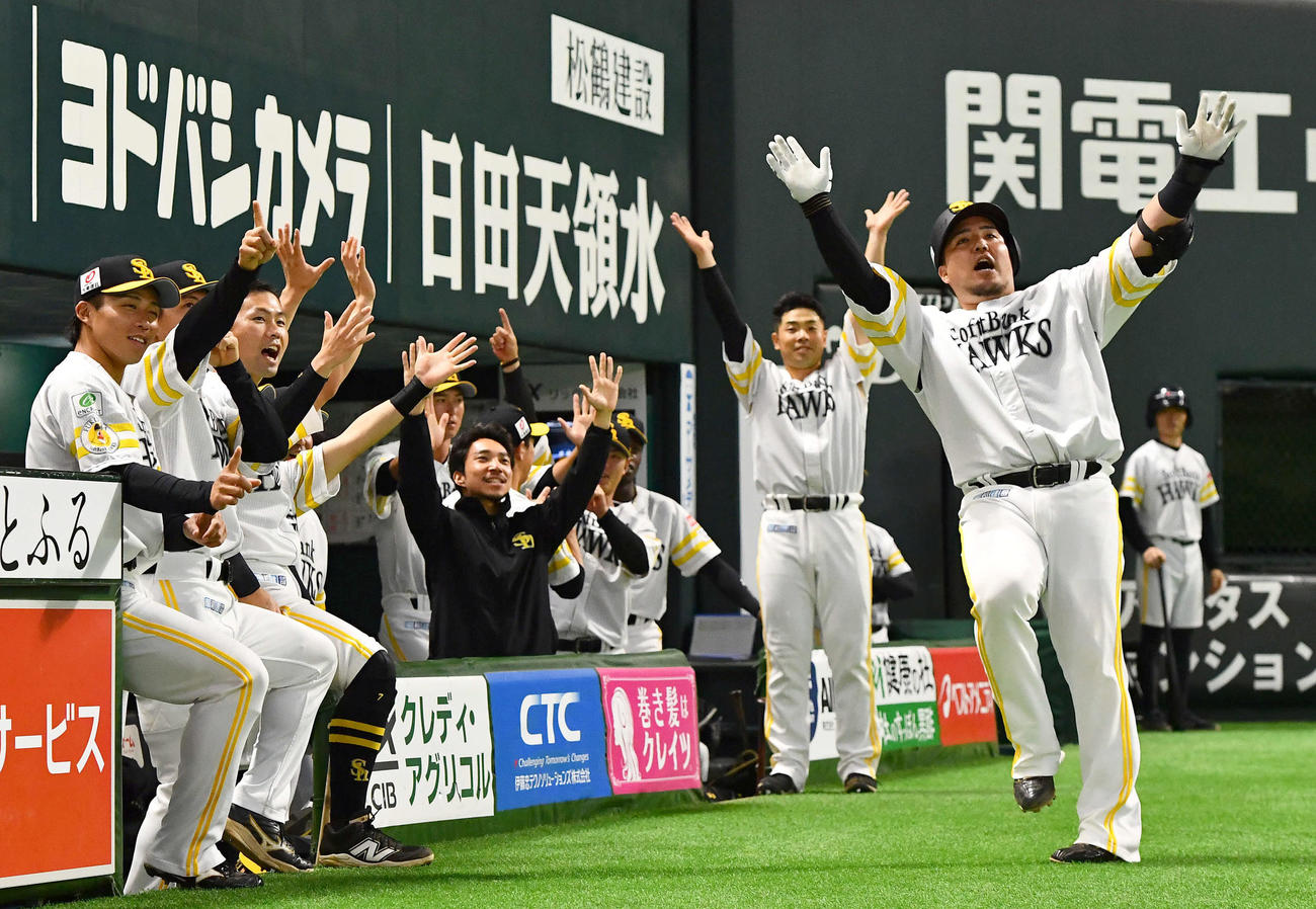ソフトバンク対日本ハム　5回裏ソフトバンク無死、左越え本塁打を放った山川（右端）は、近藤（中央）らソフトバンクナインとどすこいポーズを決める（撮影・岩下翔太）