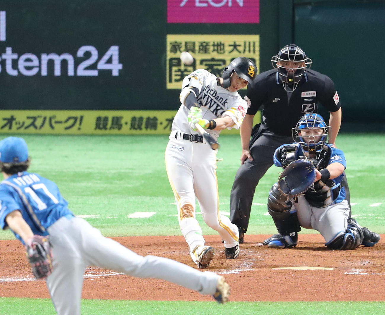 ソフトバンク対日本ハム　5回裏ソフトバンク2死、周東は右越えに同点本塁打を放つ（撮影・梅根麻紀）