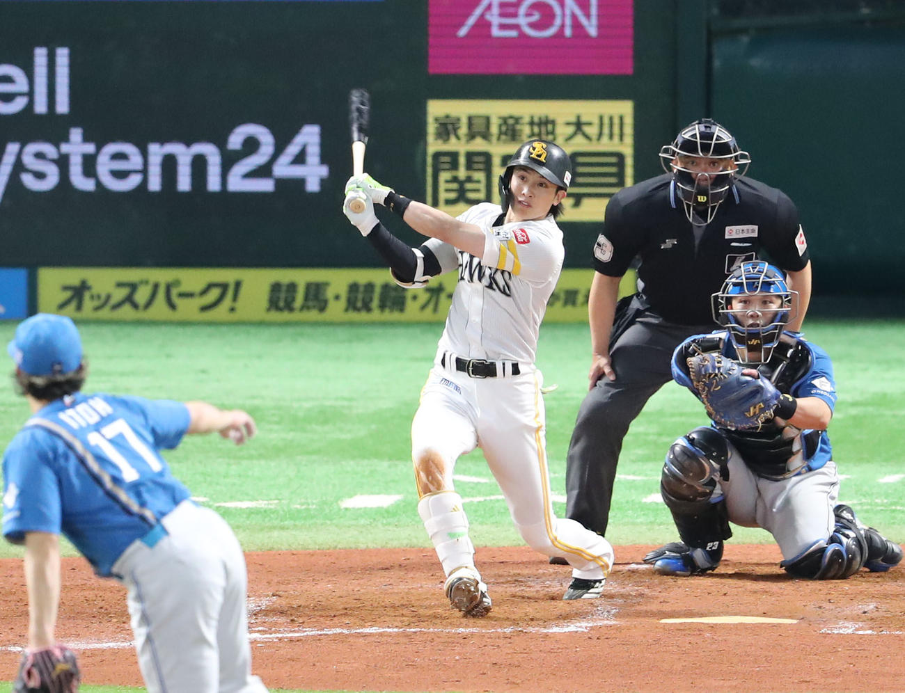 ソフトバンク対日本ハム　5回裏ソフトバンク2死、周東は右越えに同点本塁打を放つ（撮影・梅根麻紀）