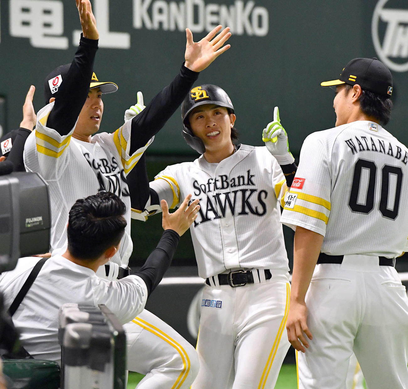 ソフトバンク対日本ハム　5回裏ソフトバンク2死、同点右越え本塁打を放った周東（中央）はベンチ前でポーズをとる（撮影・岩下翔太）
