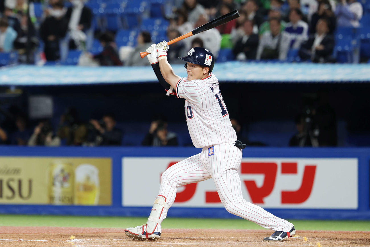 ヤクルト対中日　8回裏ヤクルト1死一、二塁、左適時二塁打を放つ代打宮本（撮影・宮地輝）