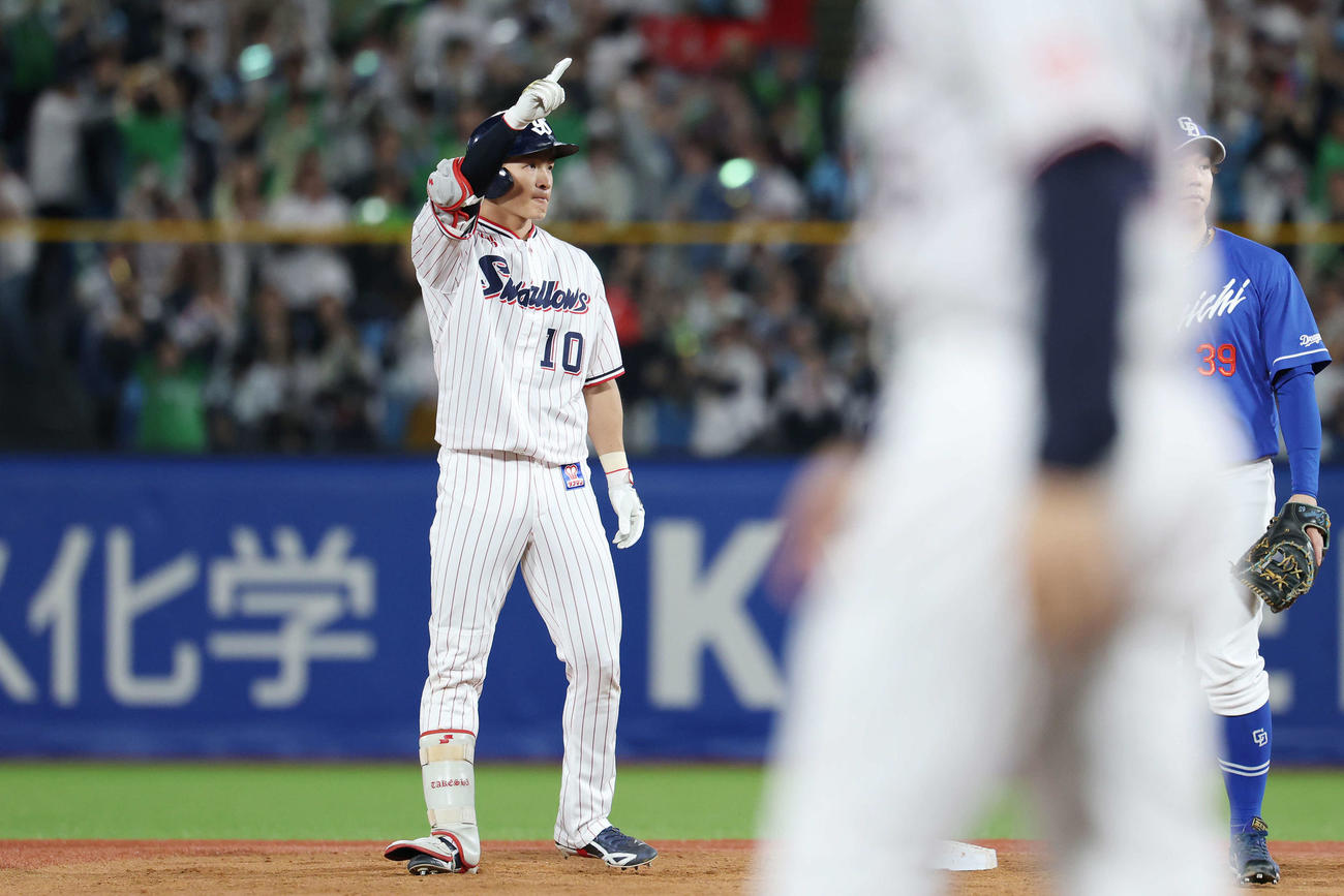 ヤクルト対中日　8回裏ヤクルト1死一、二塁、左適時二塁打を放ちポーズをとる代打宮本（撮影・宮地輝）