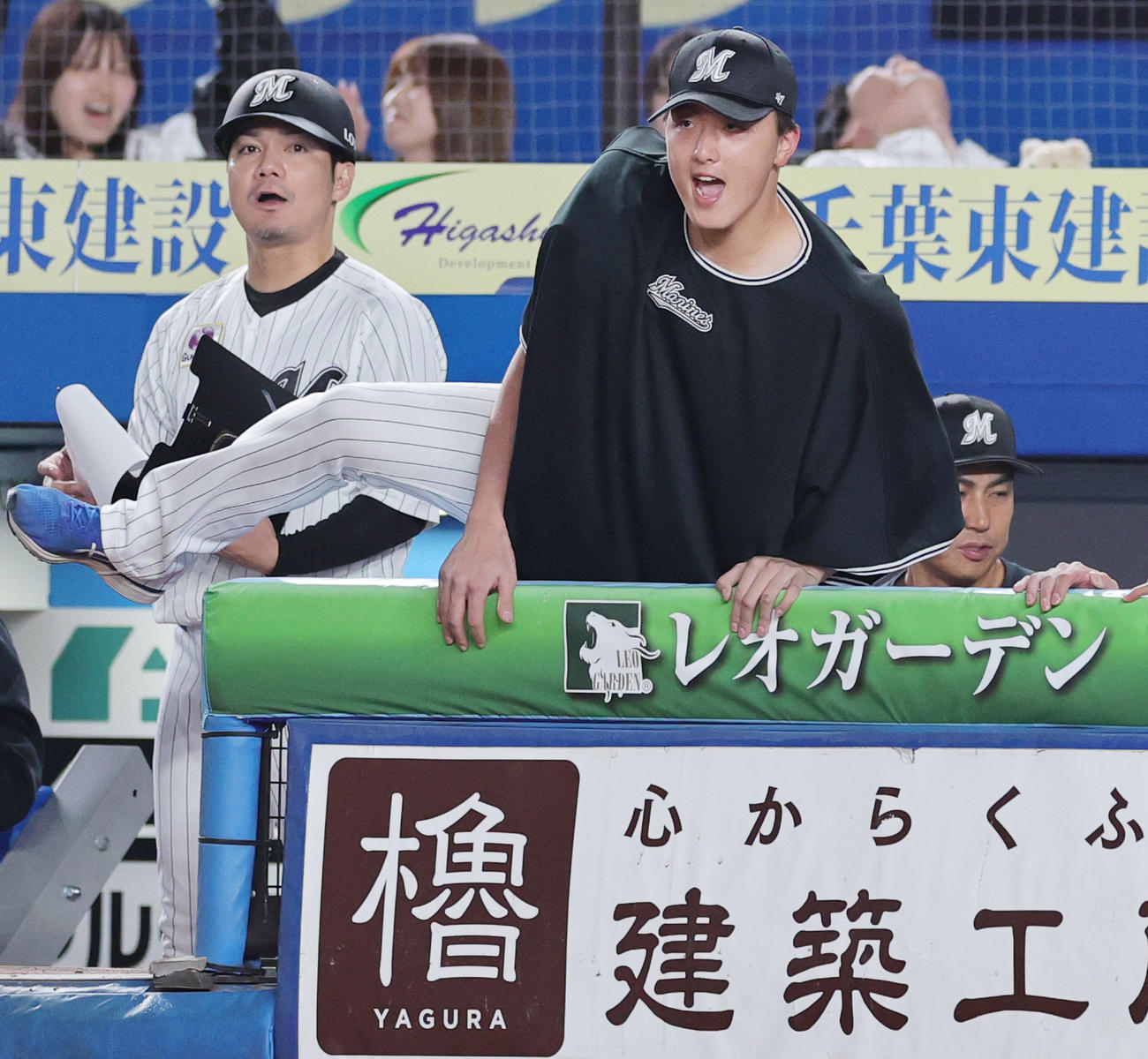 ロッテ対オリックス　勝利の瞬間、ベンチで喜ぶロッテ田中晴（撮影・野上伸悟）